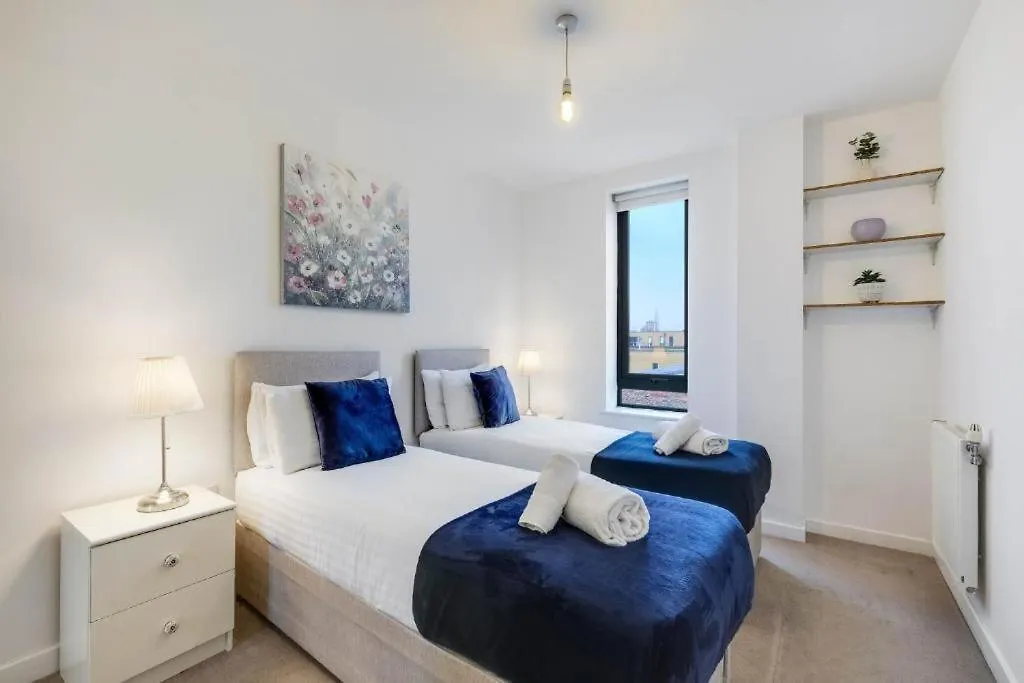 Modern 3-Bedroom, 1-Bathroom Apartment In East London 0*,