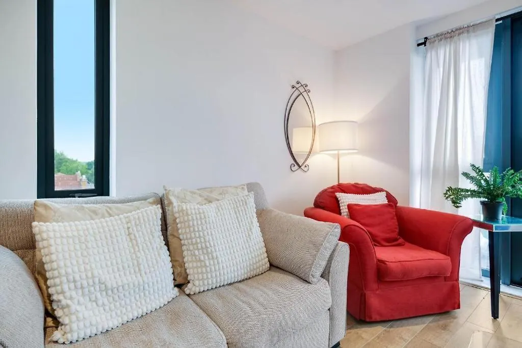 Modern 3-Bedroom, 1-Bathroom Apartment In East London