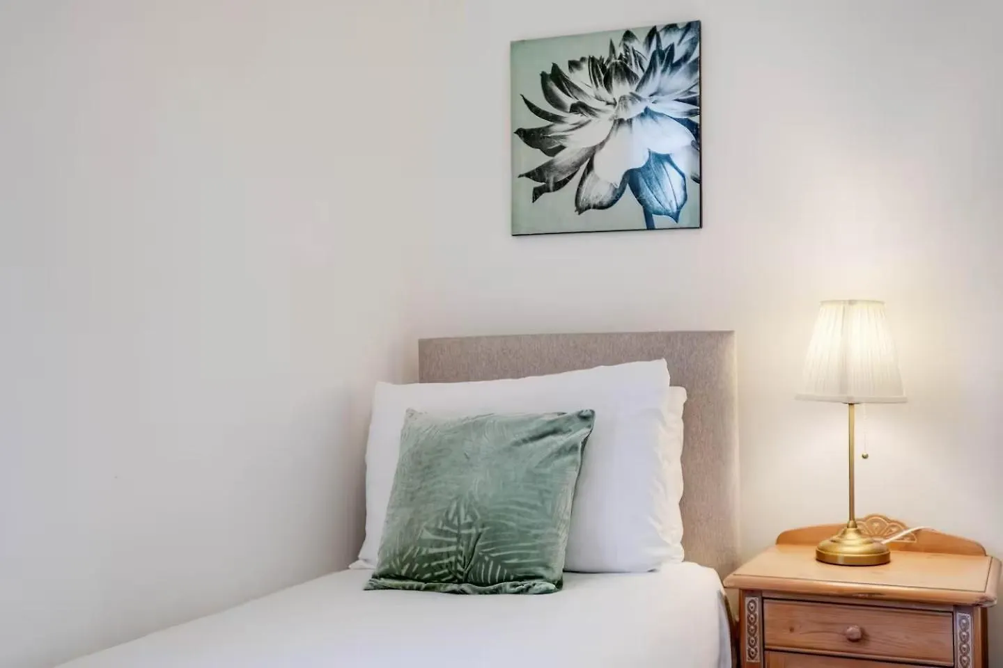 Modern 3-Bedroom, 1-Bathroom Apartment In East London United Kingdom