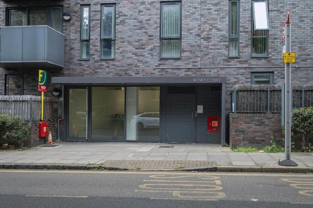 Modern 3-Bedroom, 1-Bathroom Apartment In East London 0*,  United Kingdom