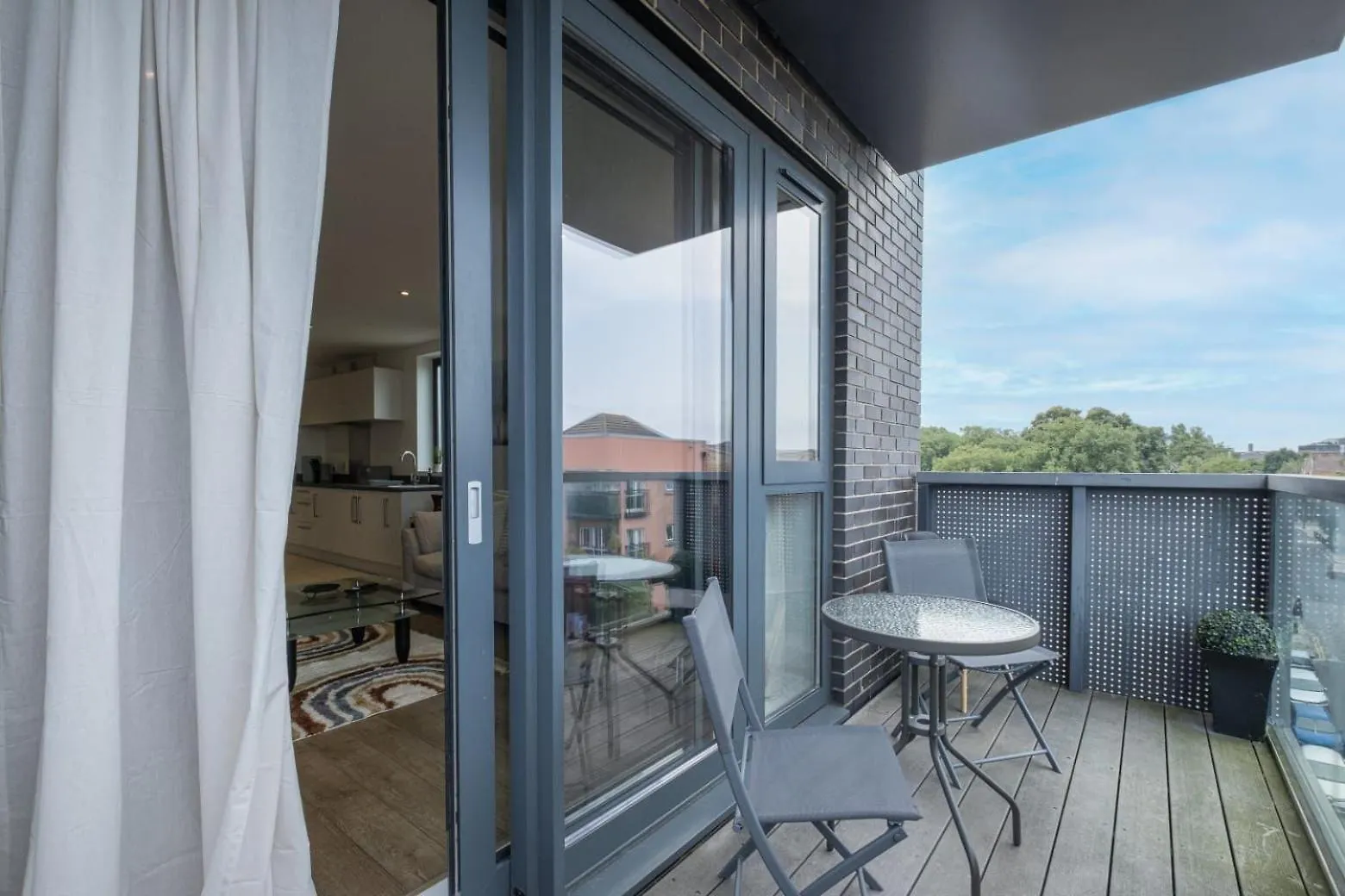 Modern 3-Bedroom, 1-Bathroom Apartment In East London United Kingdom