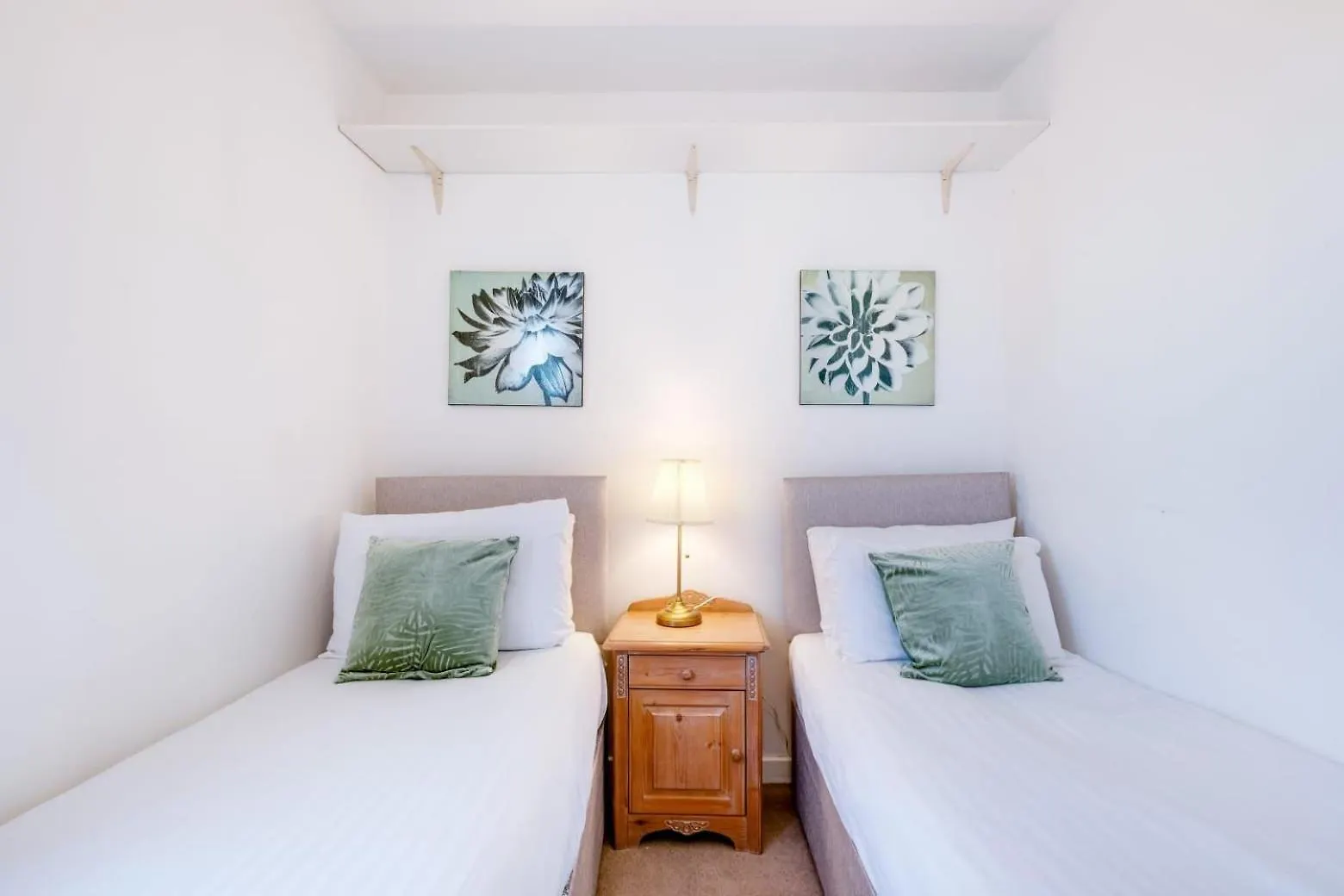 Modern 3-Bedroom, 1-Bathroom Apartment In East London 0*,  United Kingdom