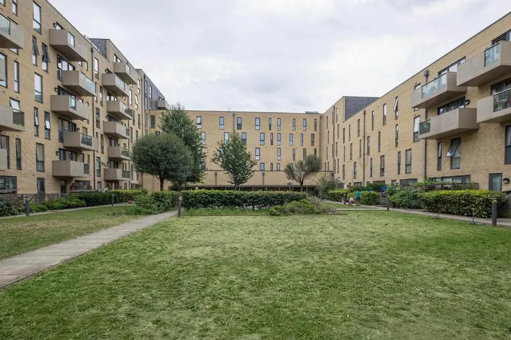 Modern 3-Bedroom, 1-Bathroom Apartment In East London