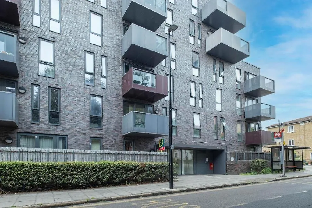 Modern 3-Bedroom, 1-Bathroom Apartment In East London United Kingdom