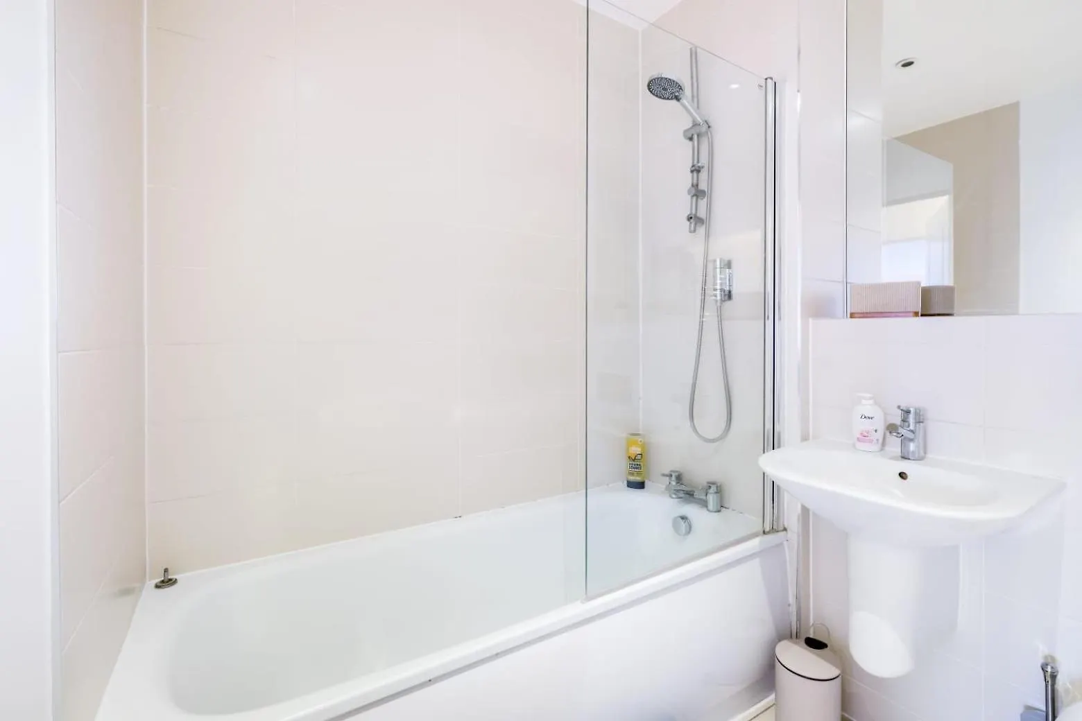 Modern 3-Bedroom, 1-Bathroom Apartment In East London 0*,