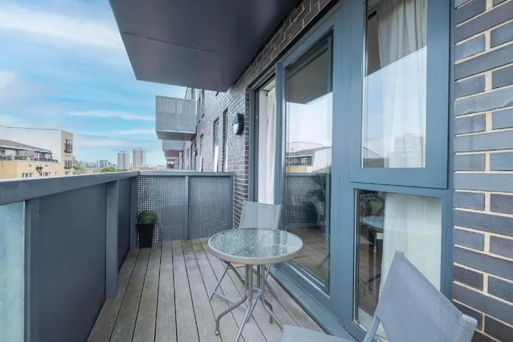 Modern 3-Bedroom, 1-Bathroom Apartment In East London
