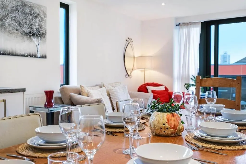 Modern 3-Bedroom, 1-Bathroom Apartment In East London 0*,  United Kingdom