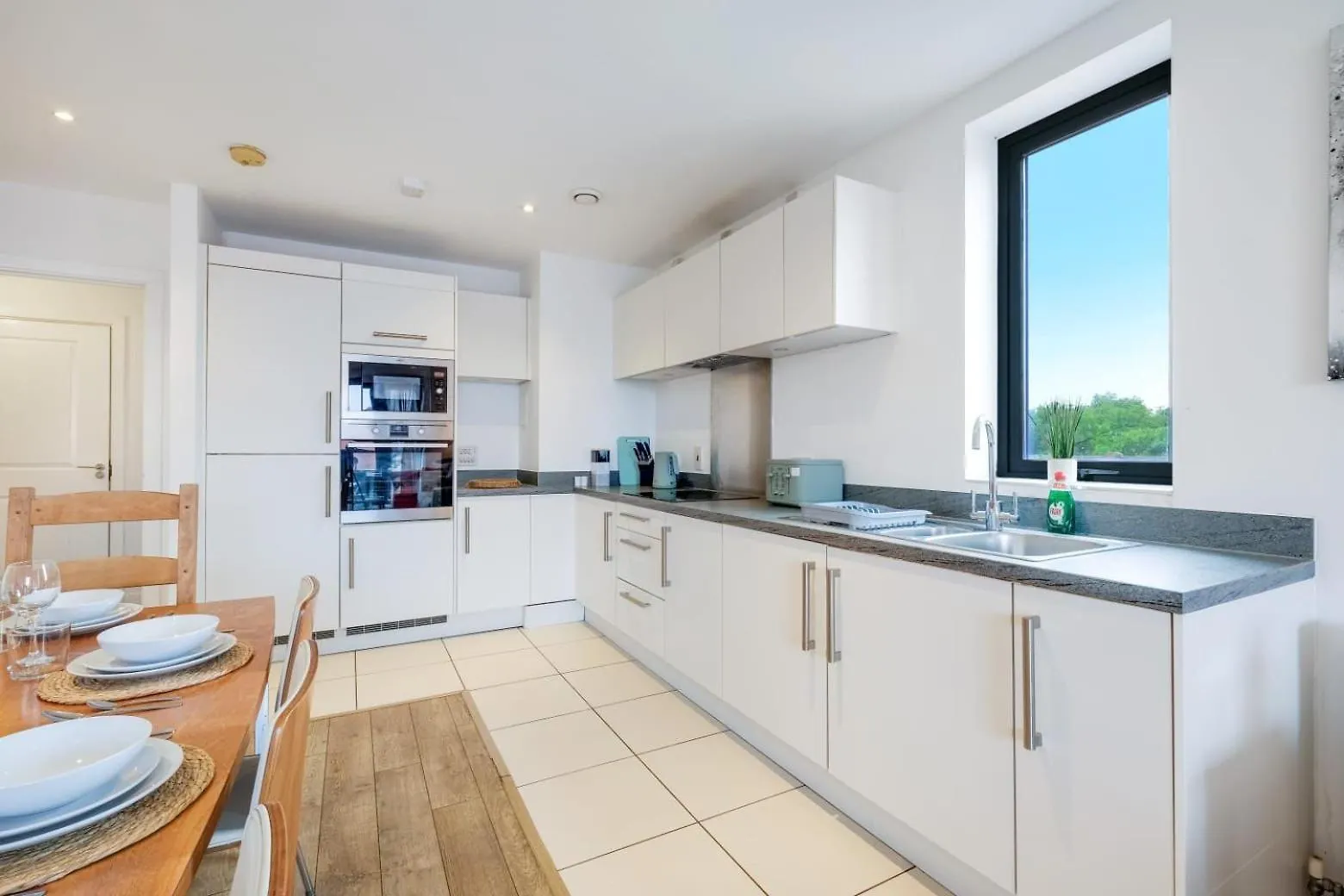 Modern 3-Bedroom, 1-Bathroom Apartment In East London