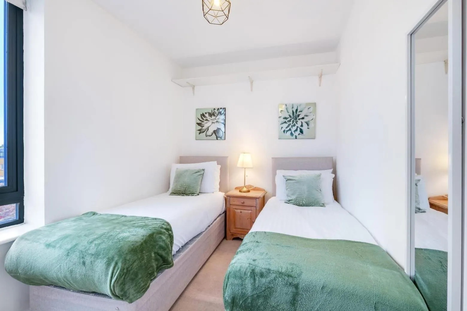 Modern 3-Bedroom, 1-Bathroom Apartment In East London United Kingdom