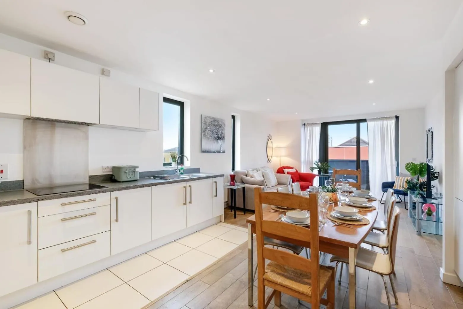 Modern 3-Bedroom, 1-Bathroom Apartment In East London 0*,