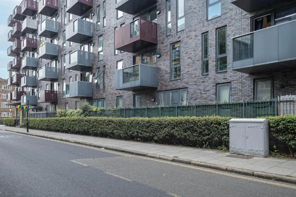 Modern 3-Bedroom, 1-Bathroom Apartment In East London 0*,