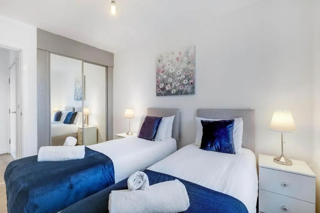 Modern 3-Bedroom, 1-Bathroom Apartment In East London